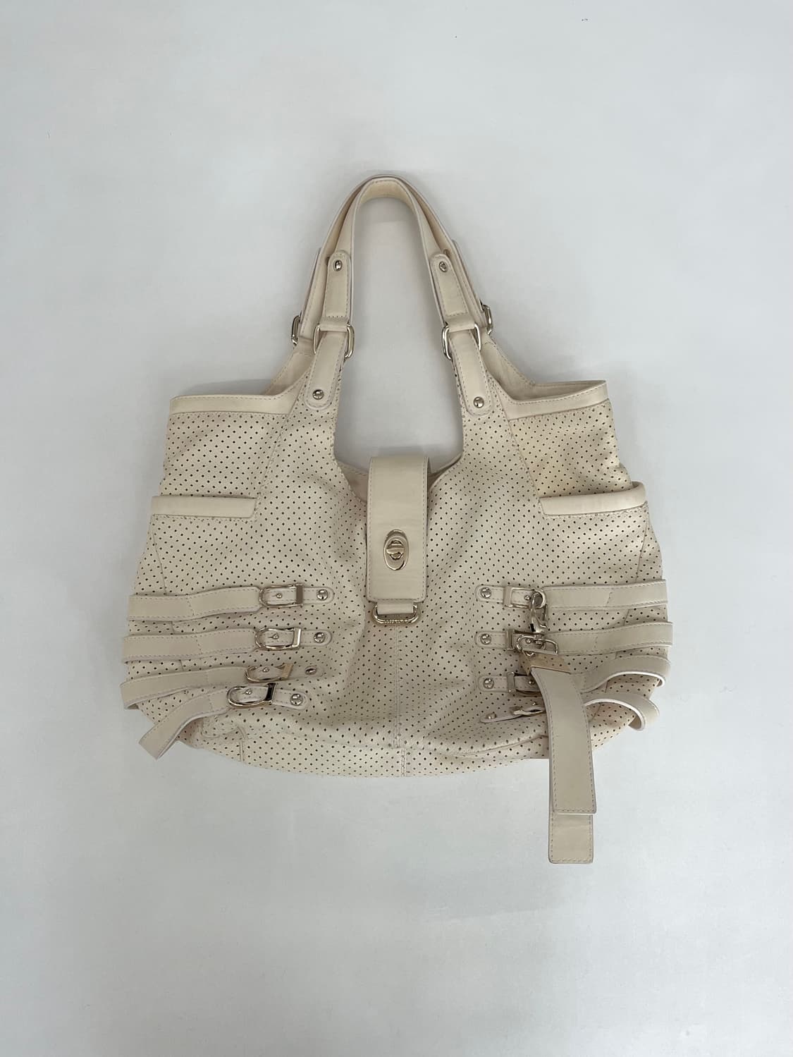 지미추 퍼포레이티브 버클 레더백 상품이미지5