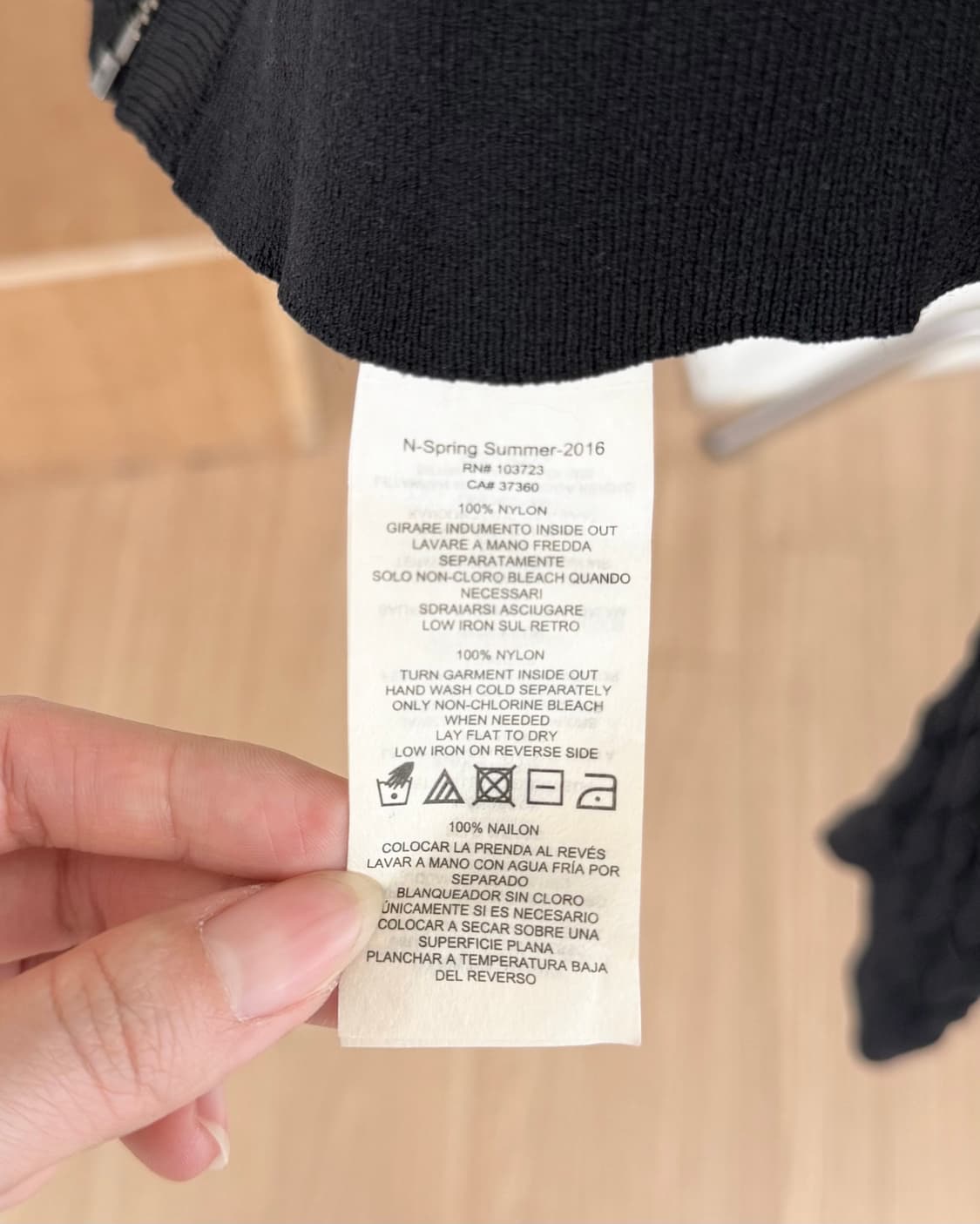 아르마니 익스체인지 블랙 텍스처 브이넥 니트  상품이미지8