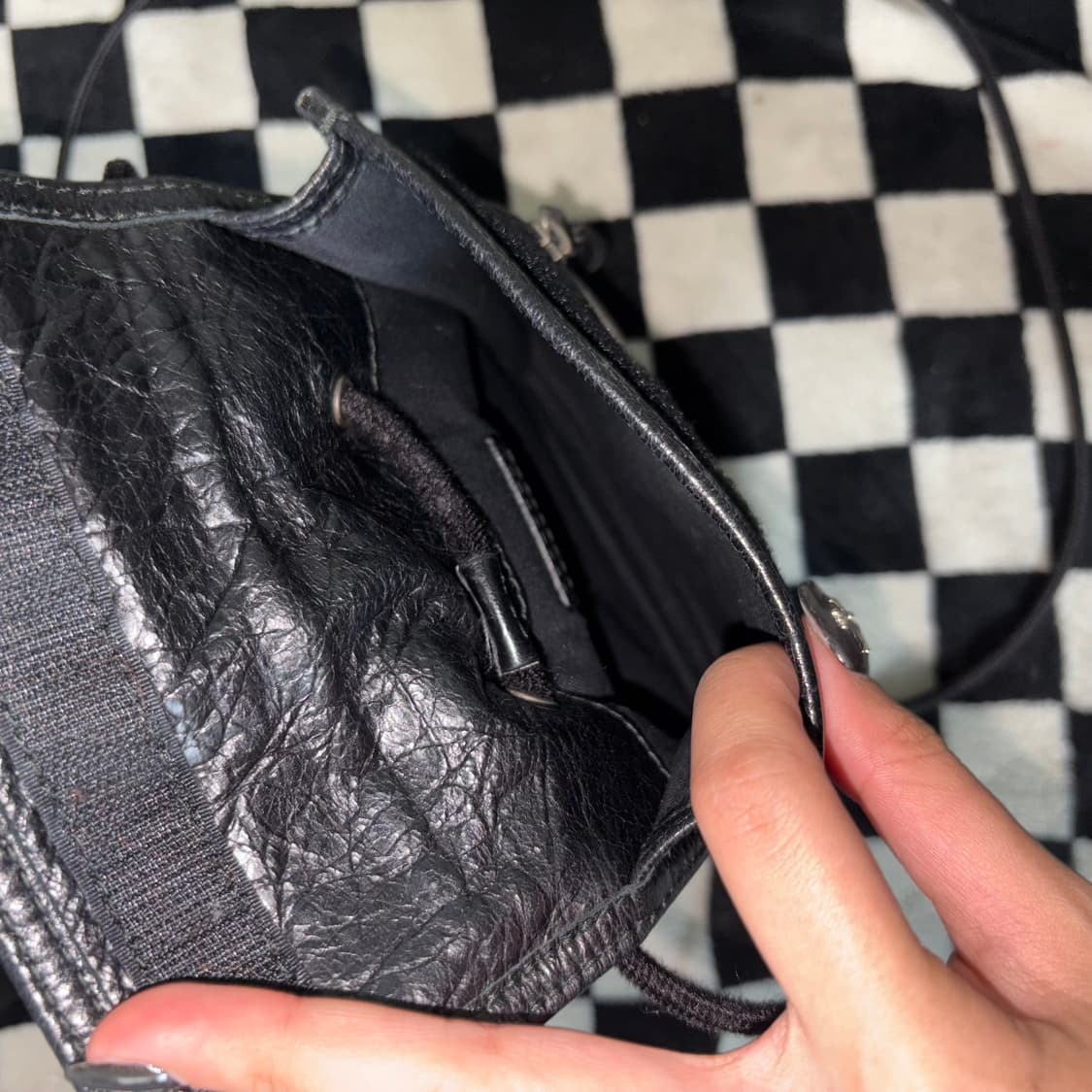 발렌시아가 익스플로러 스트랩 램스킨 파우치 스몰 블랙 상품이미지2