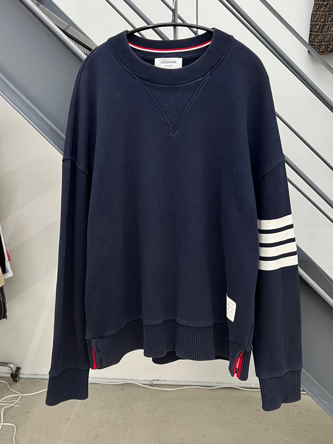 톰브라운 오버사이즈 사선완장 맨투맨 상품이미지1