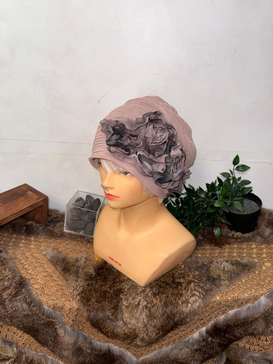 Indi pink flower corsage pleats beanie  상품이미지1