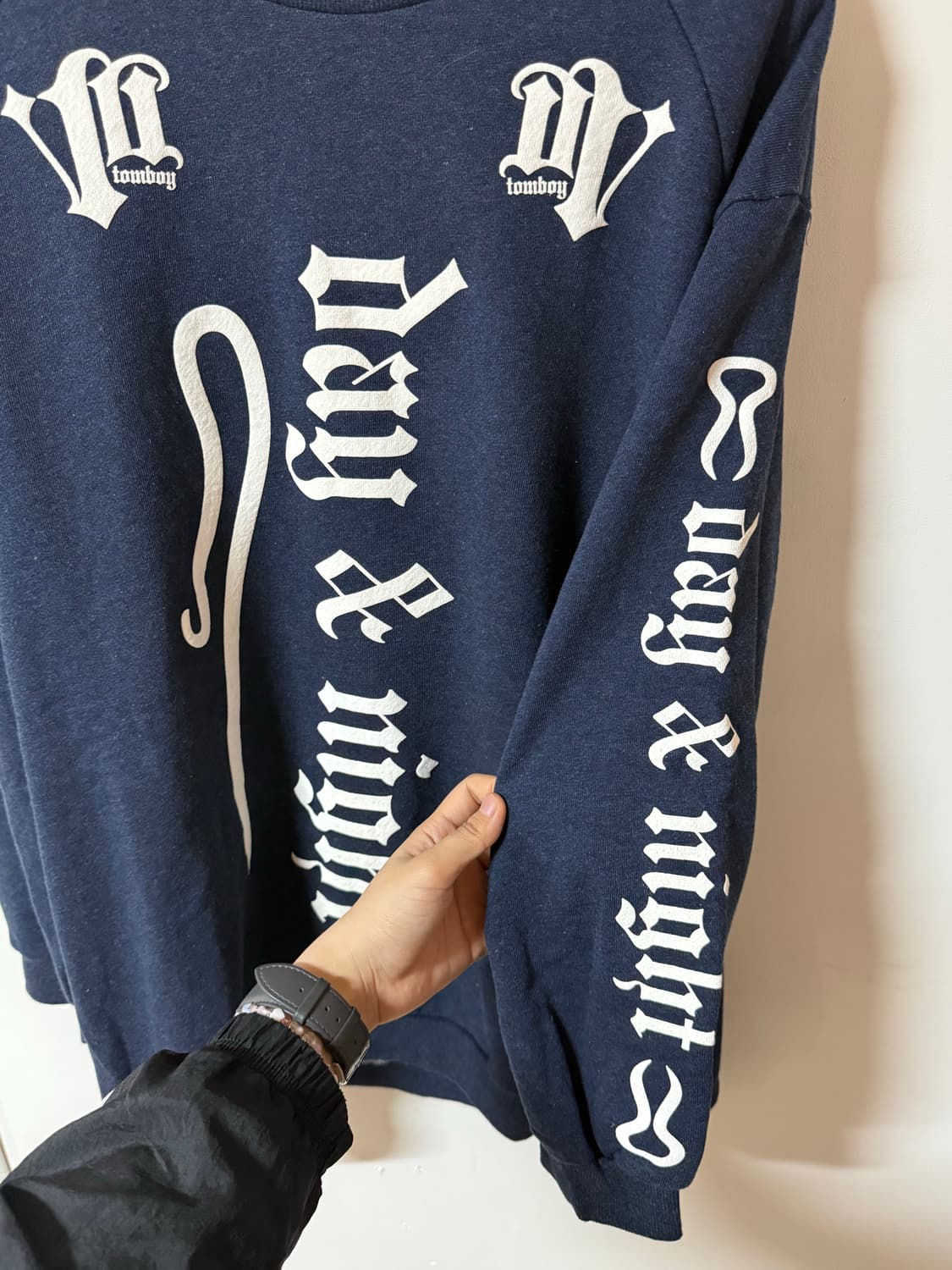 스튜디오 톰보이 오버핏 그래픽 맨투맨 네이비 상품이미지5