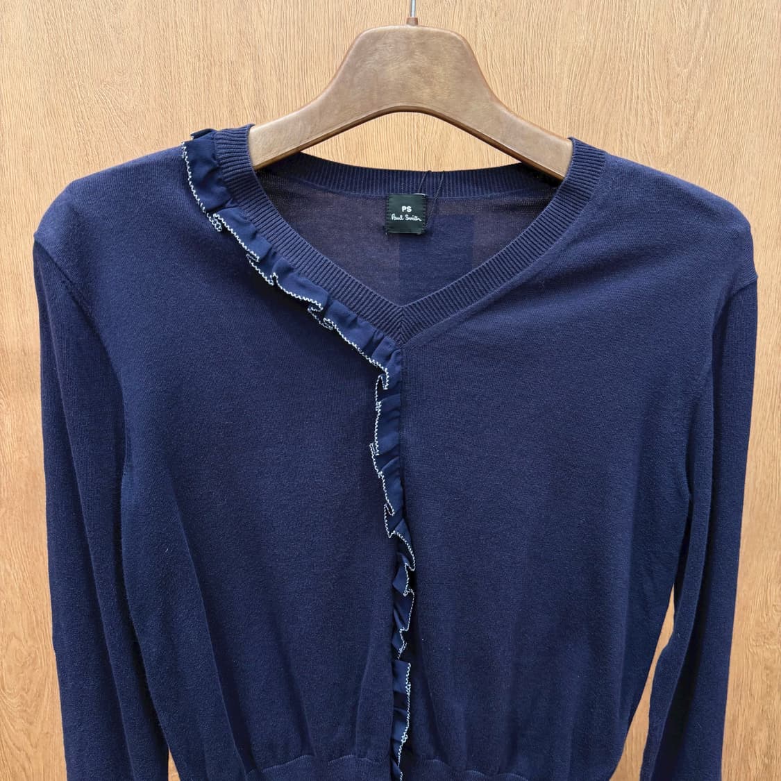 폴스미스 브이넥 코튼 긴팔 니트 프릴 러플 라인 디테일 레귤러핏 네이비 상품이미지3