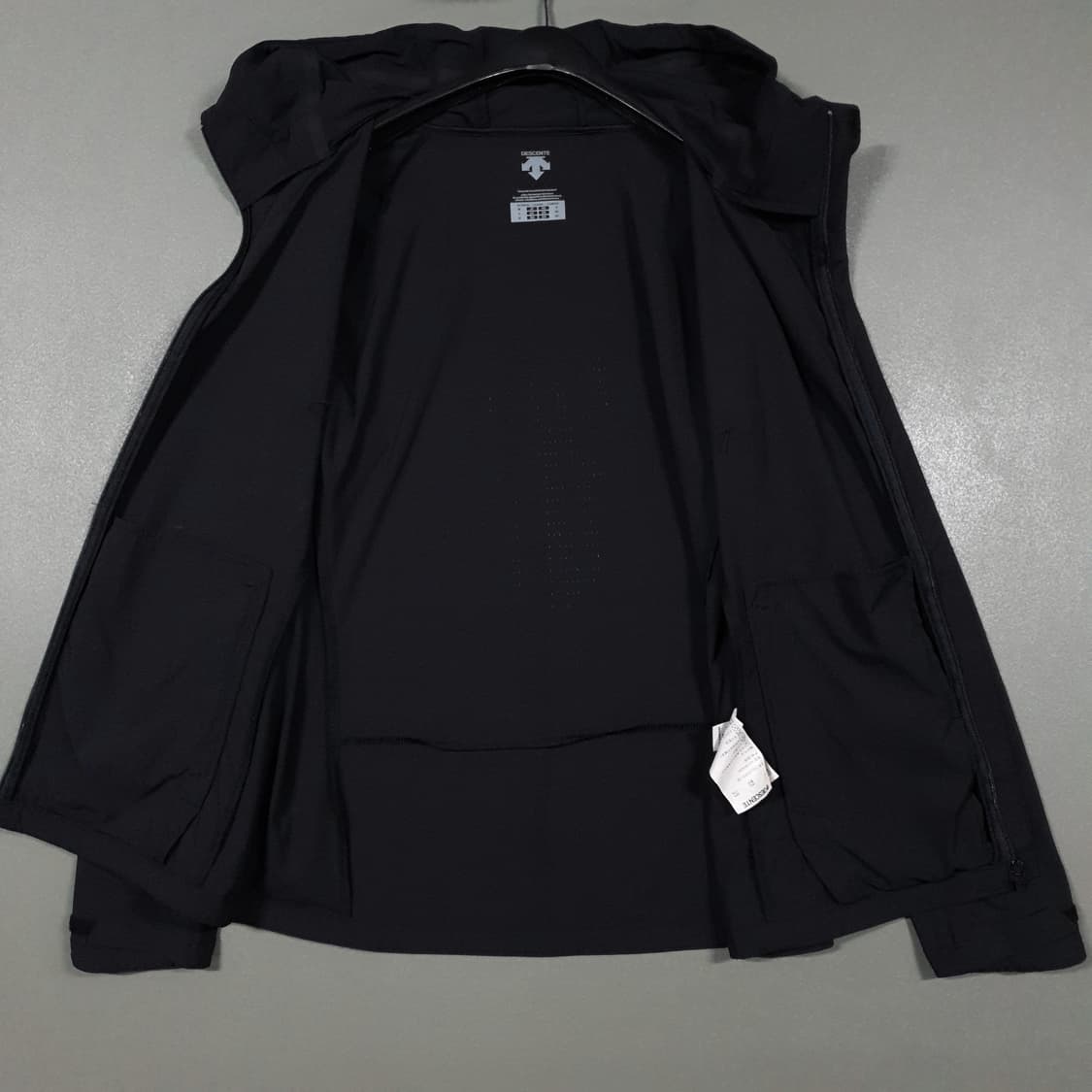 여성 90) 데상트 신형 18ss 스피드런 소닉벤트 후드 자켓 블랙 S 상품이미지8