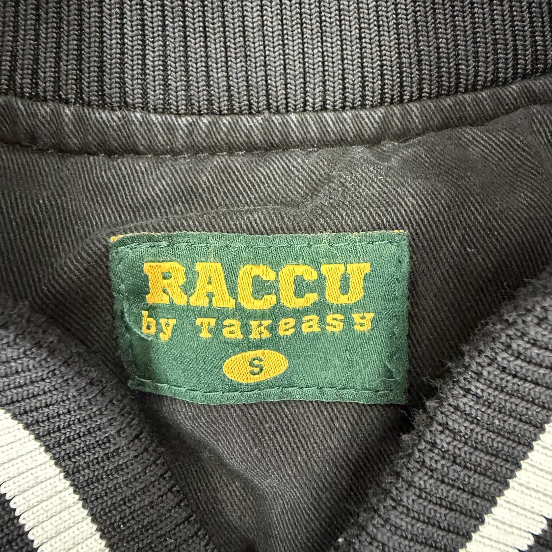 L사이즈 NBA 시카고 불스 스타디움 자켓입니다.  검정색 몸통에 흰색  상품이미지2