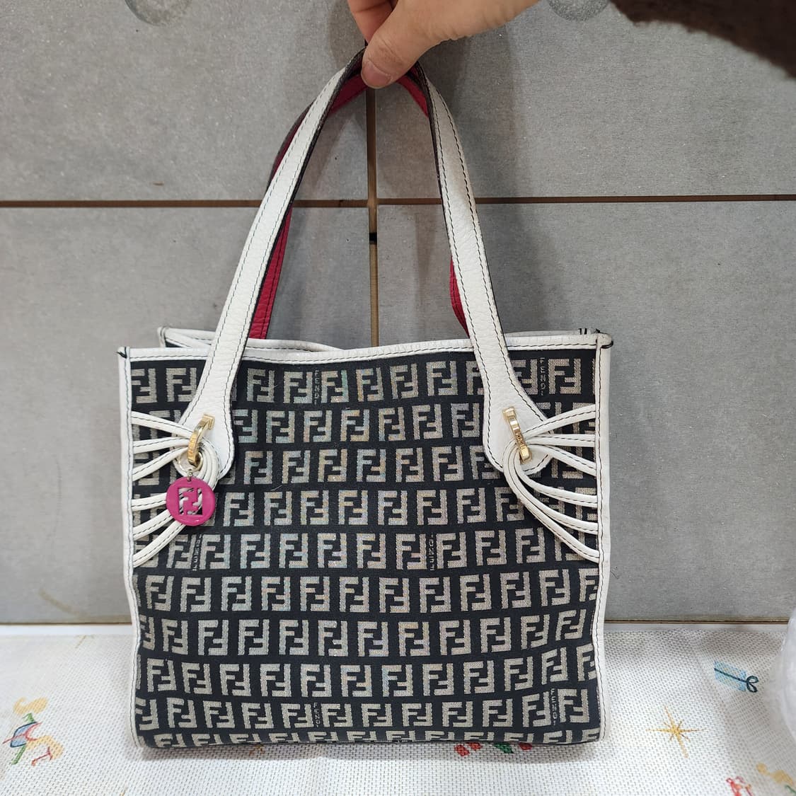 펜디 주카 캔버스 토트백 상품이미지1