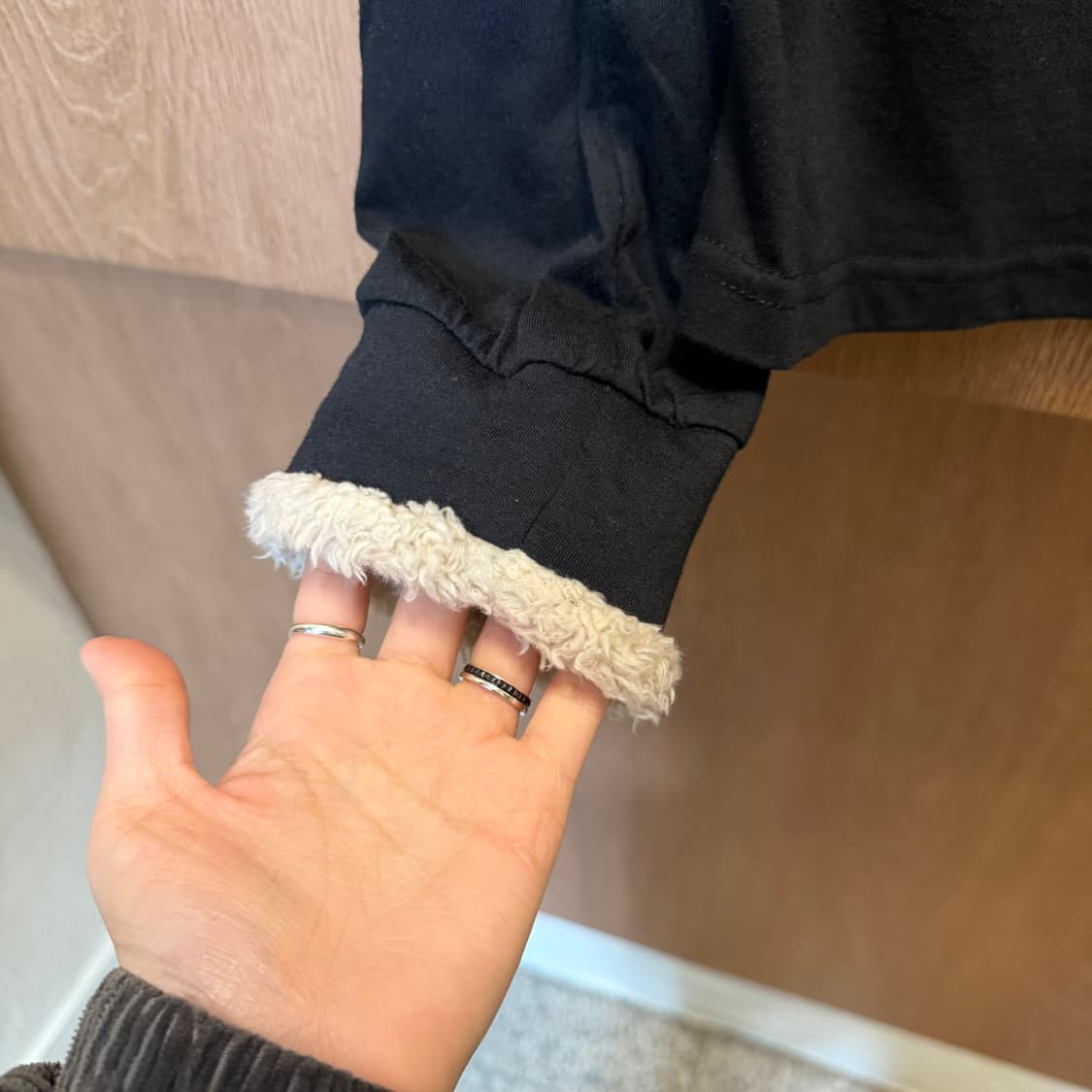 빈티지 터틀넥 롱슬리브 티셔츠 소매 보아 퍼 트리밍 디테일 블랙 상품이미지5