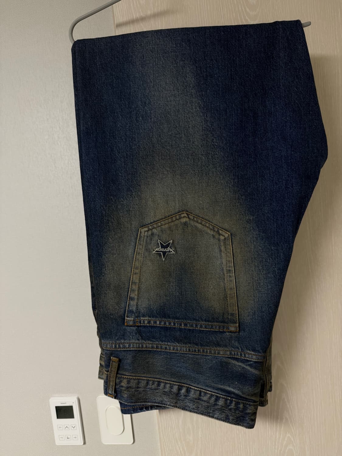 슈프림 디스트레스드 루즈 핏 셀비지 진 워시드 인디고 - 25SS 38 상품이미지3