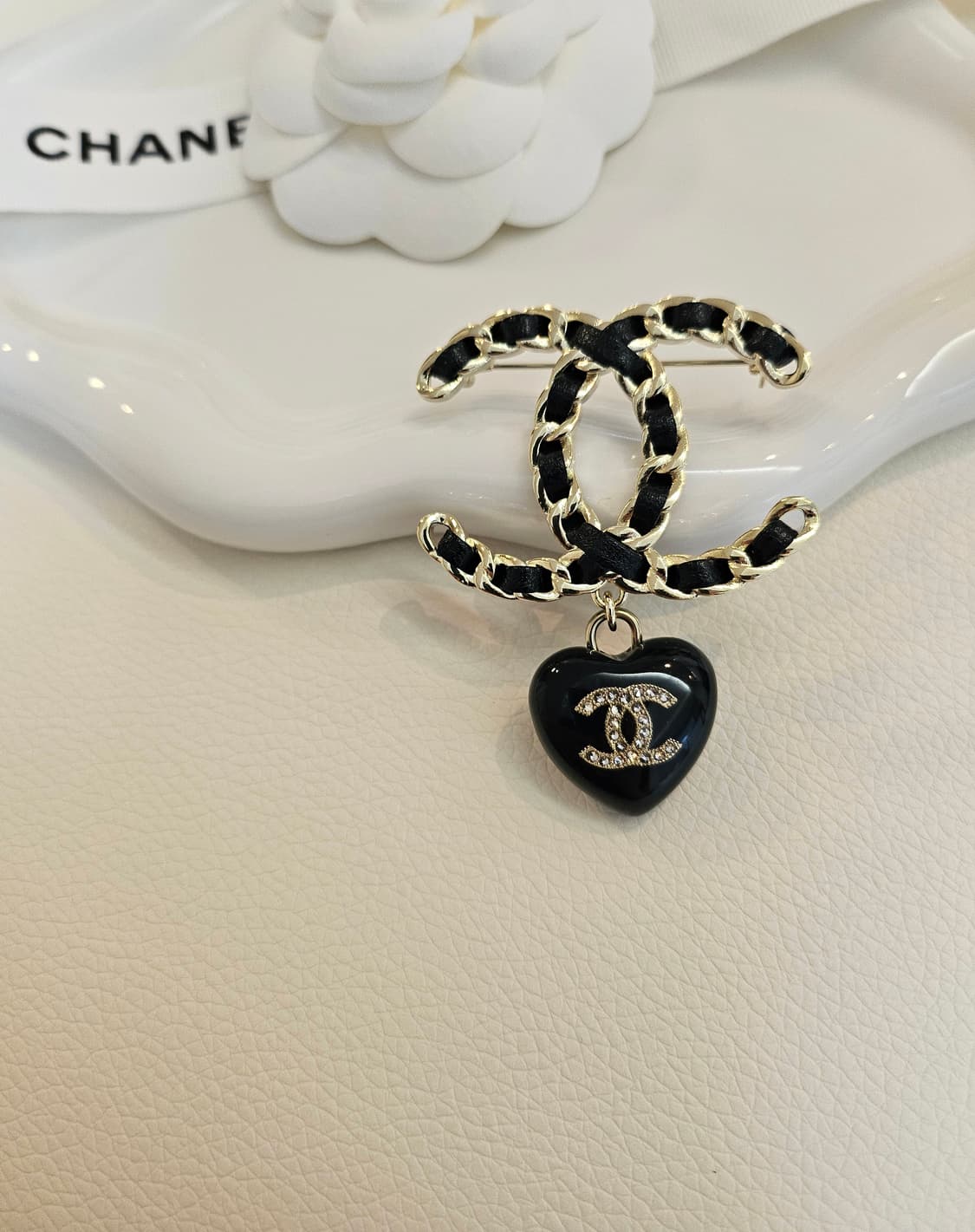 샤넬 가죽체인 블랙하트 CC로고 브로치 업사이클링 상품이미지1
