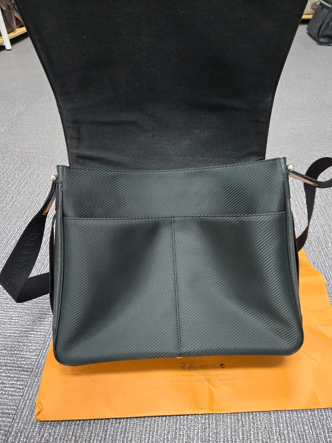 [특가][정품] 루이비통 타이거 디스트릭트 메신저백 상품이미지7