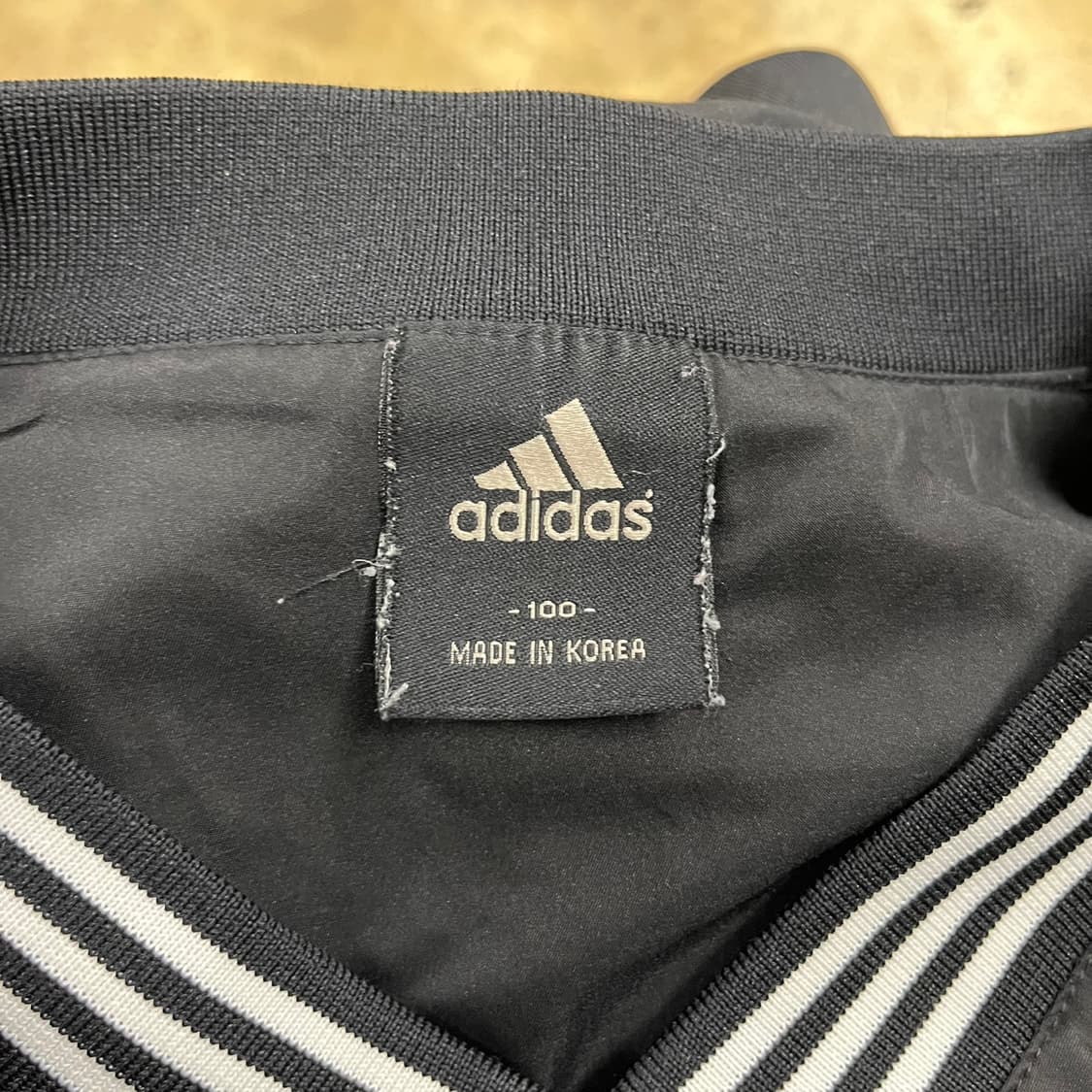 아디다스 블랙 브이넥 웜업 100 상품이미지5