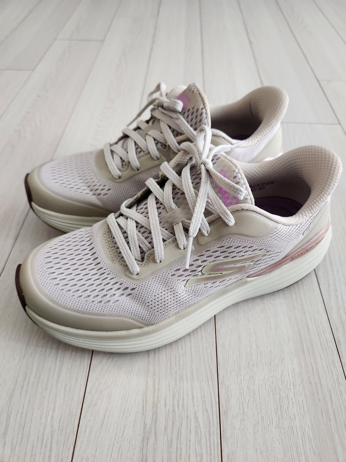 스케쳐스 여성 맥스쿠셔닝 서스펜션 슬립인스 (129258) 사이즈235
 상품이미지1