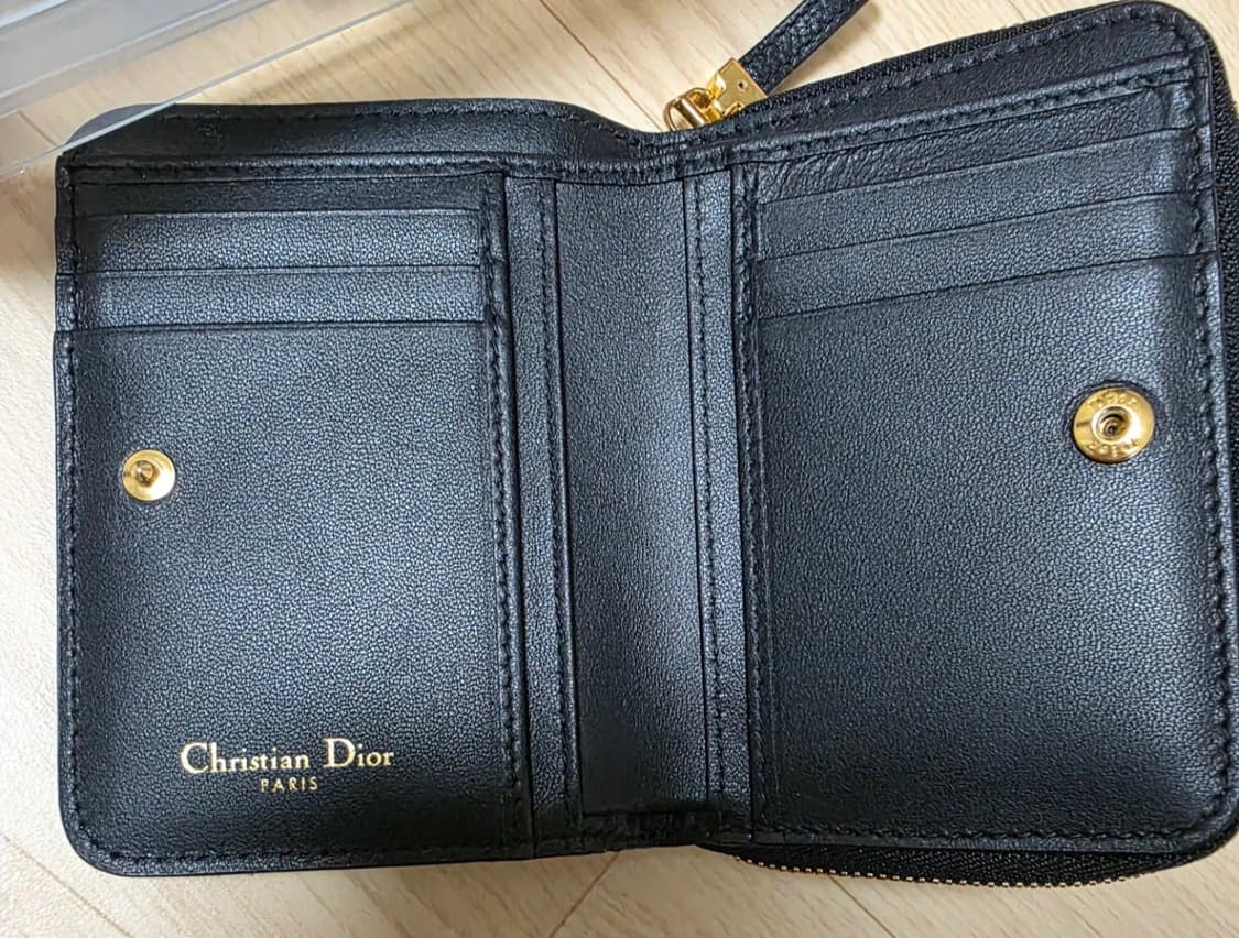 디올 카로 스칼렛 블랙 반지갑 판매합니다 상품이미지8