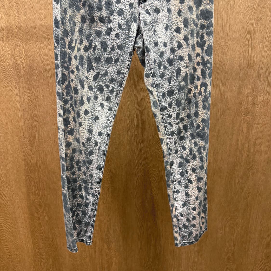 디젤 슬림 데님 팬츠 레오파드 패턴 레더 패치 워싱 디테일 핑크 그레이 상품이미지5