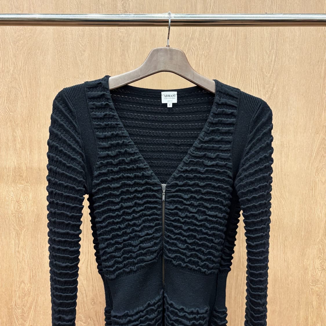 아르마니 꼴레지오니 브이넥 긴팔 집업 니트 웨이브 텍스처 디테일 블랙 상품이미지4