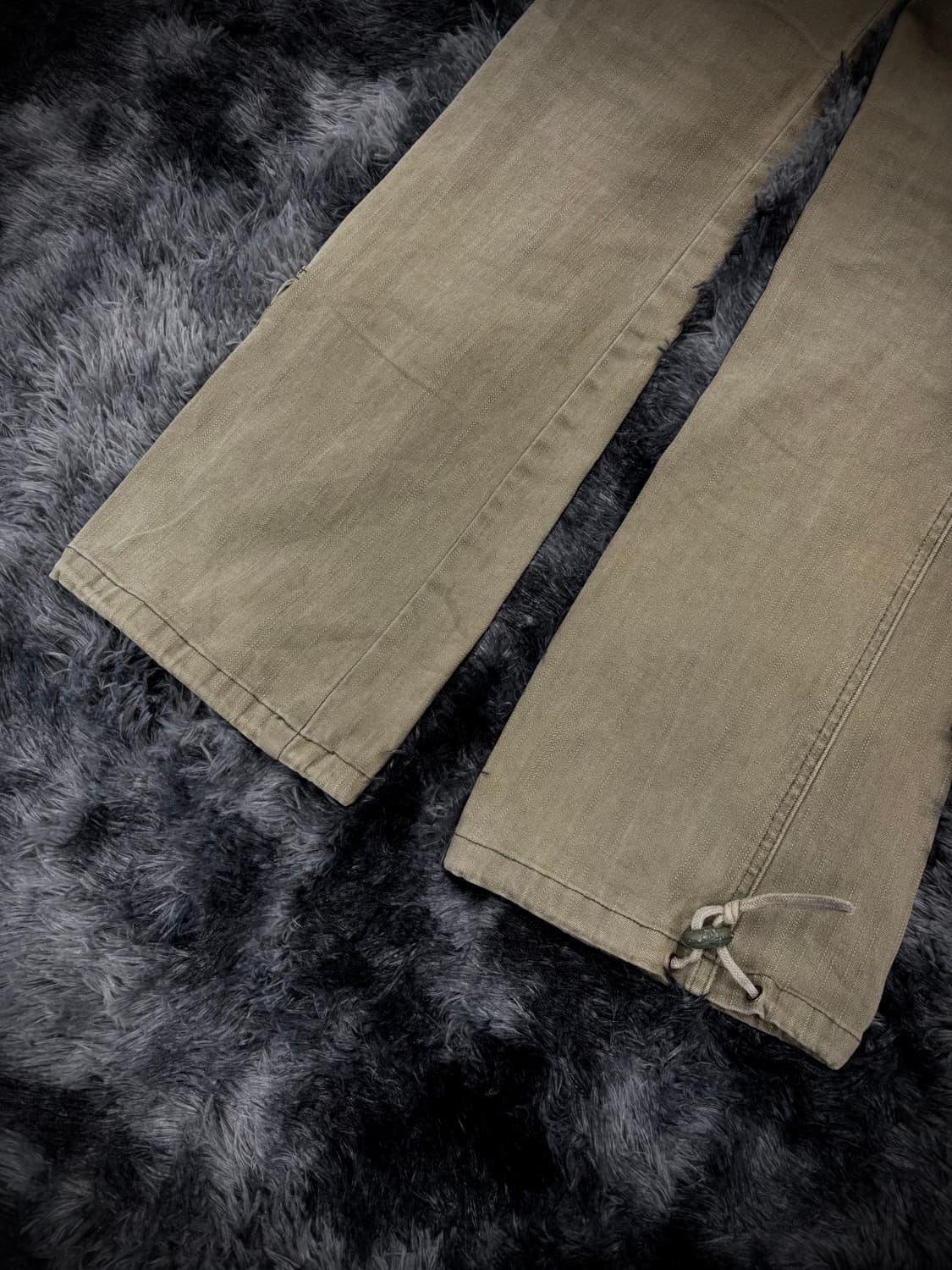 카키 멀티포켓 스트랩 디테일 부츠컷 카고팬츠 상품이미지8