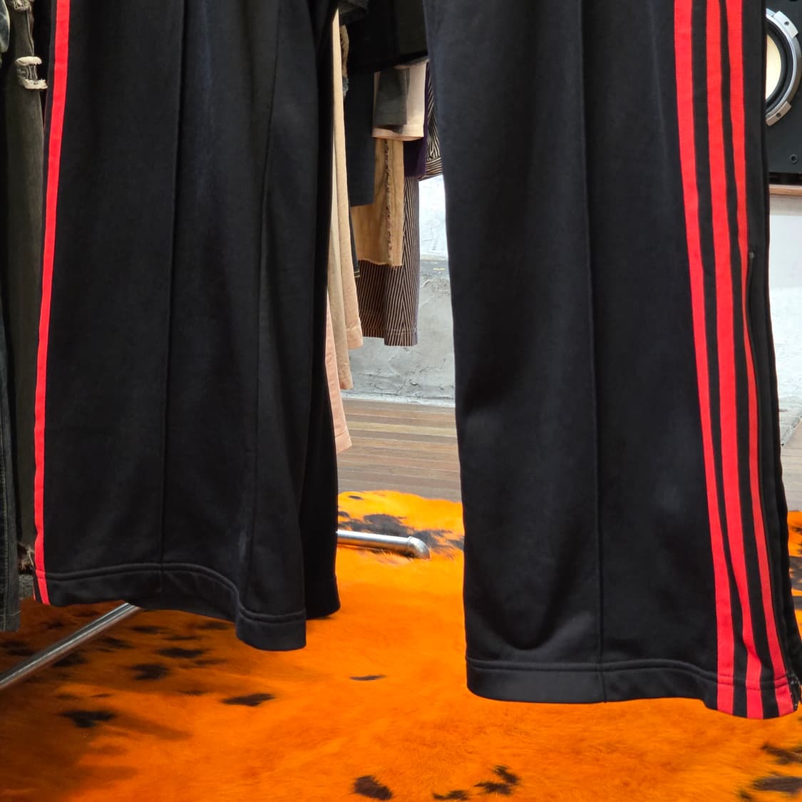 아디다스 블랙 앤 레드 트랙 팬츠 상품이미지4