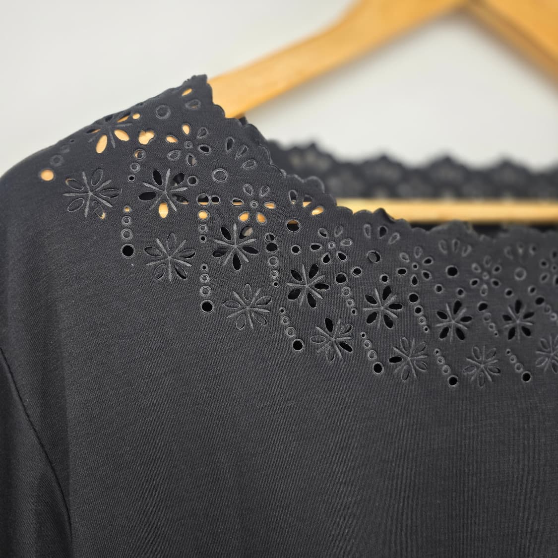 펀칭 레이스 블랙 반팔 티셔츠 상품이미지2