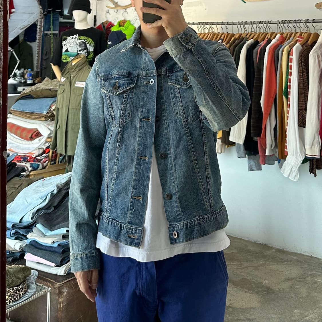 (착용컷) 유니클로 데님 트러커 자켓 (남성용 98) 상품이미지3