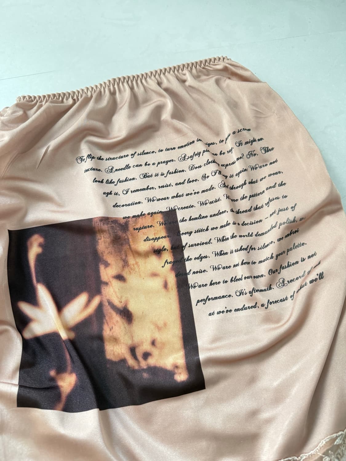 포토그래픽 새틴 셔링 스커트  상품이미지5