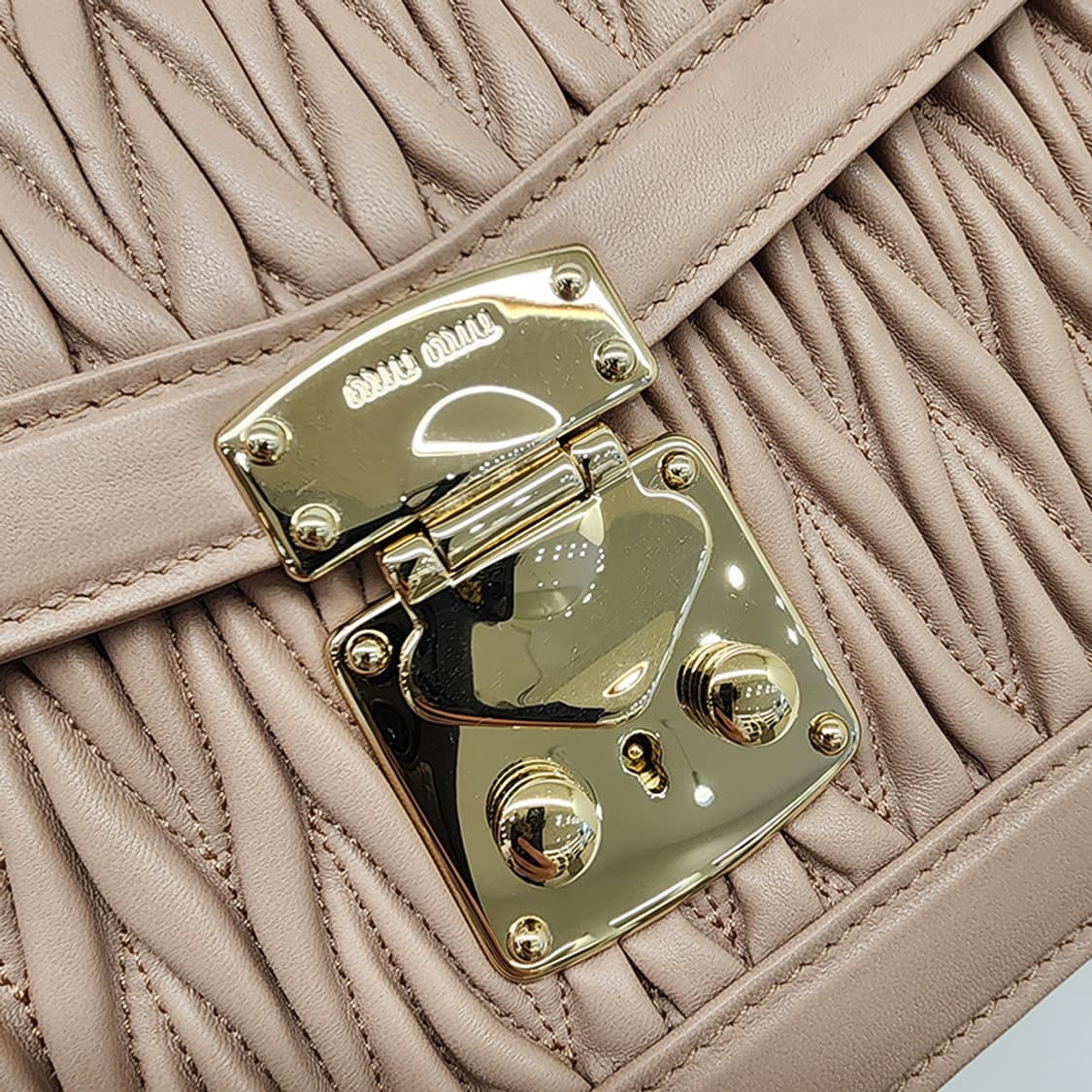 미우미우 5BA094 컨피덴셜 마테라쎄 토트 숄더백 카메오 상품이미지5