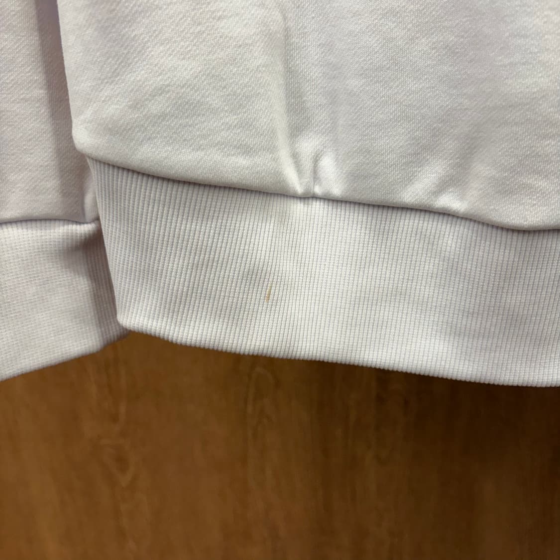 아르마니 익스체인지 맨투맨 시그니처 로고 자수 하이 로우 디테일 화이트 상품이미지8