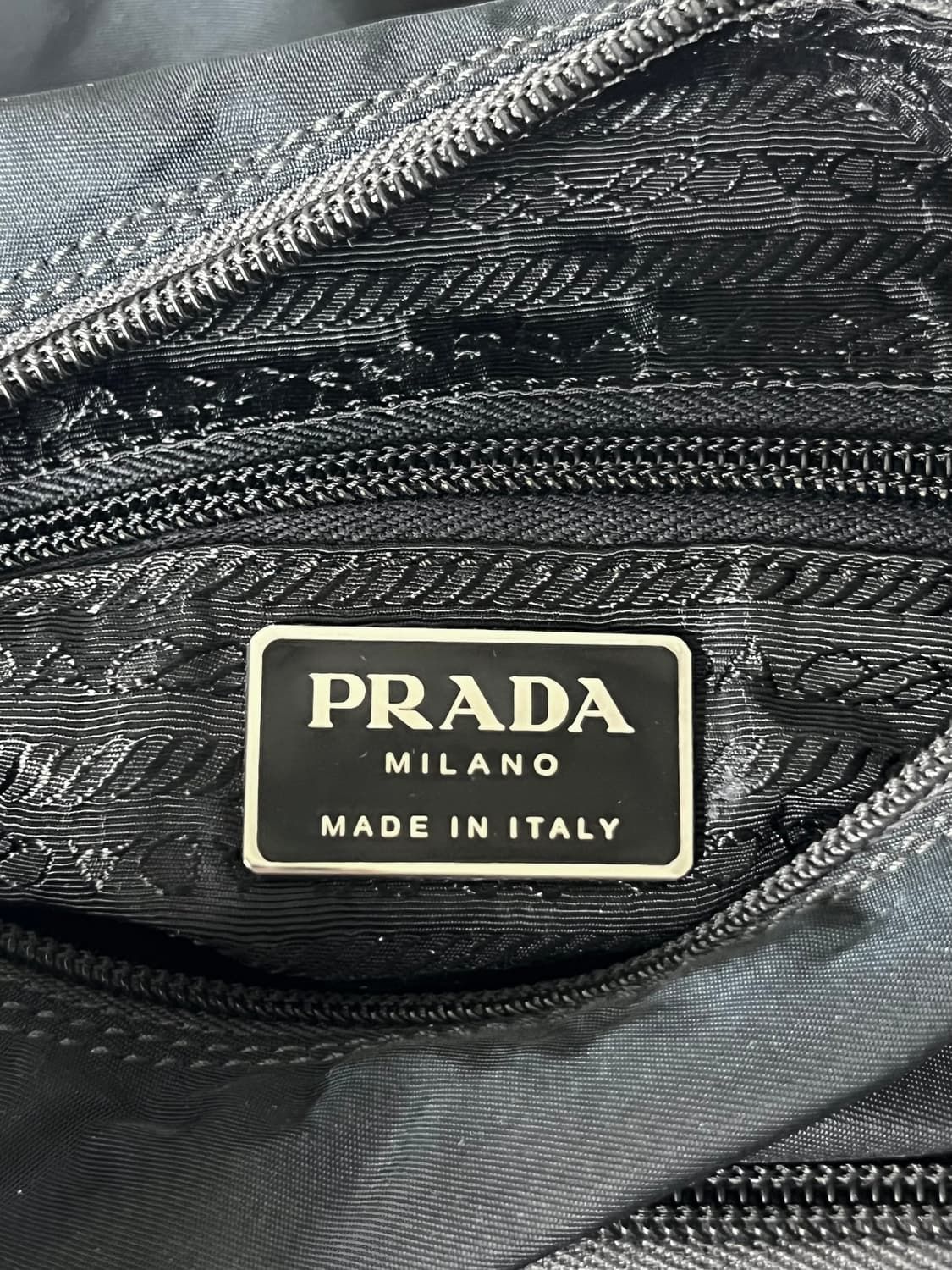 프라다 나일론 원버클 크로스백 상품이미지9