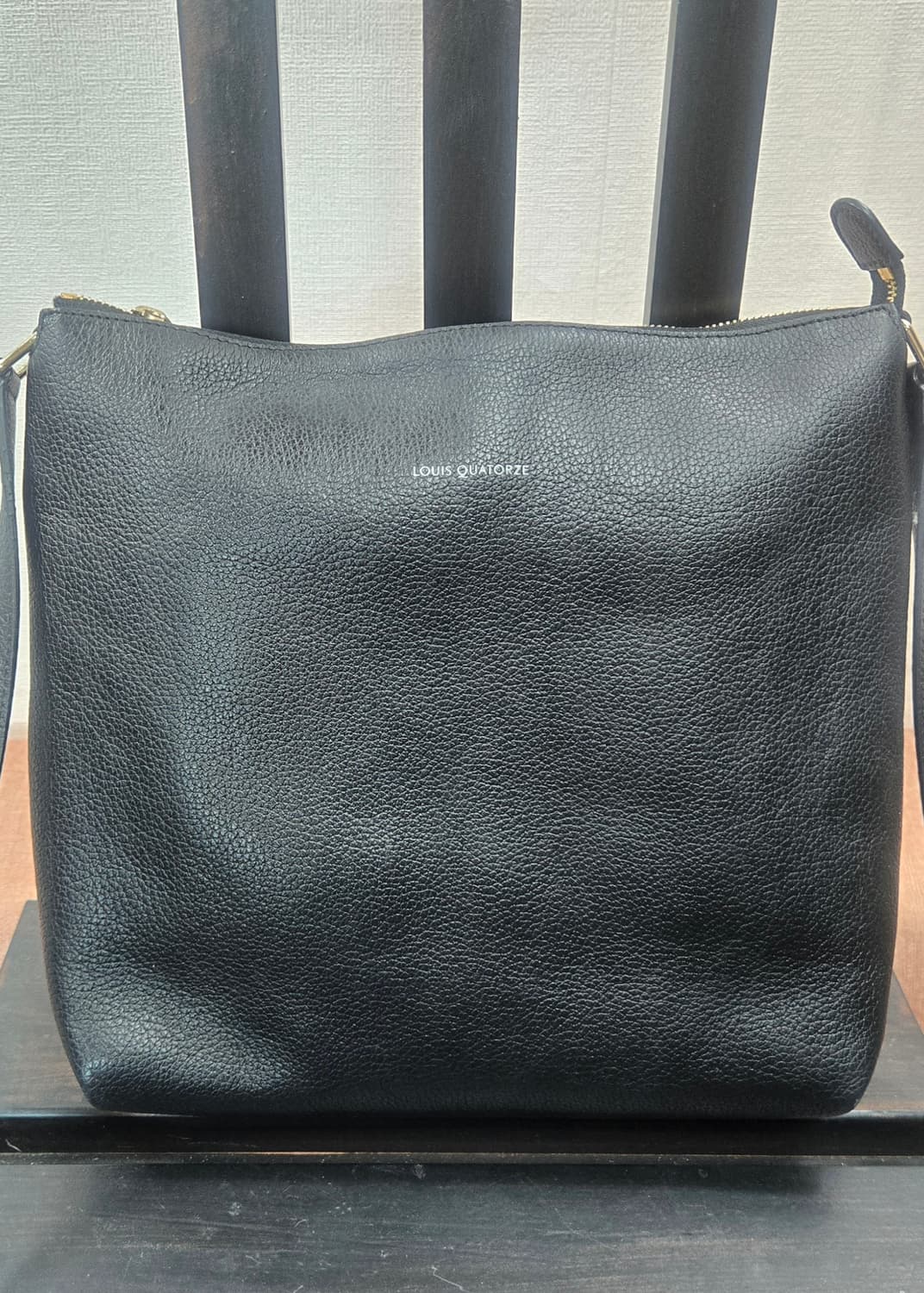 루이까또즈(LOUIS QUATORZE)  남 녀 -블랙 가죽 숄더백 상품이미지1