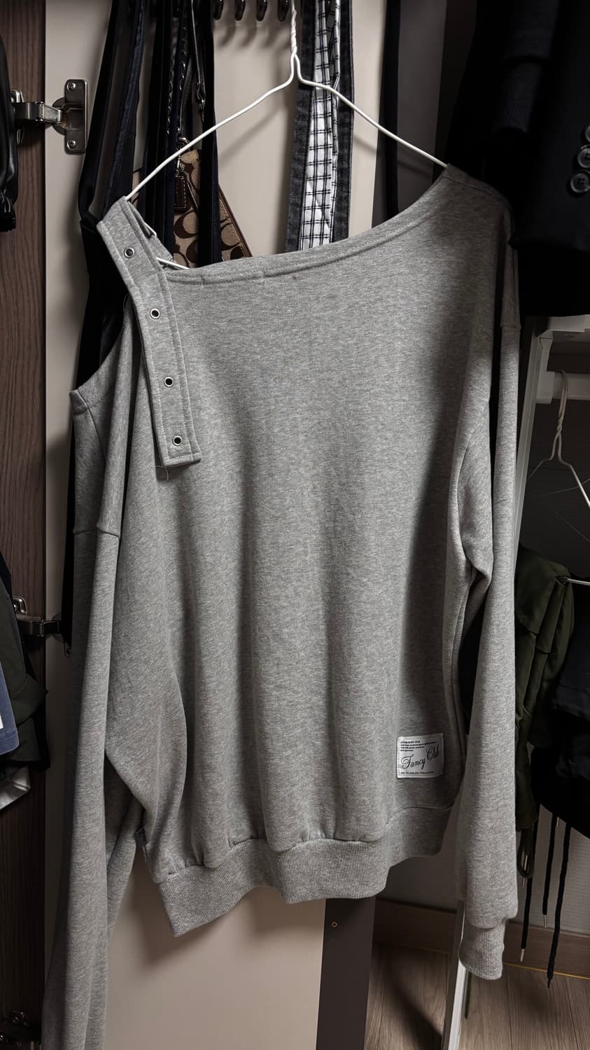 팬시클럽 원숄더 버클 스웻셔츠 상품이미지3