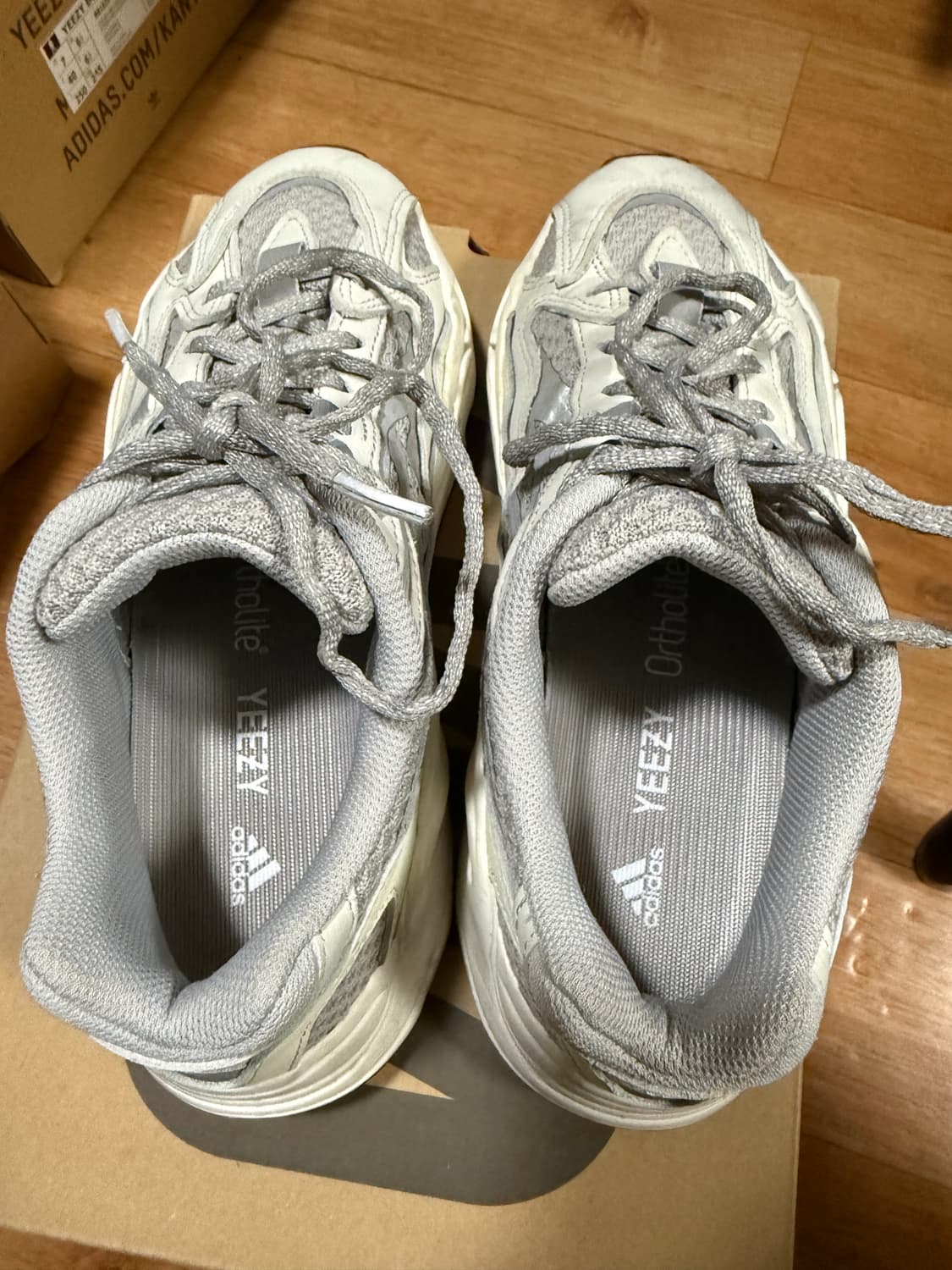 [245] 아디다스 이지부스트 700 V2 스태틱 상품이미지4