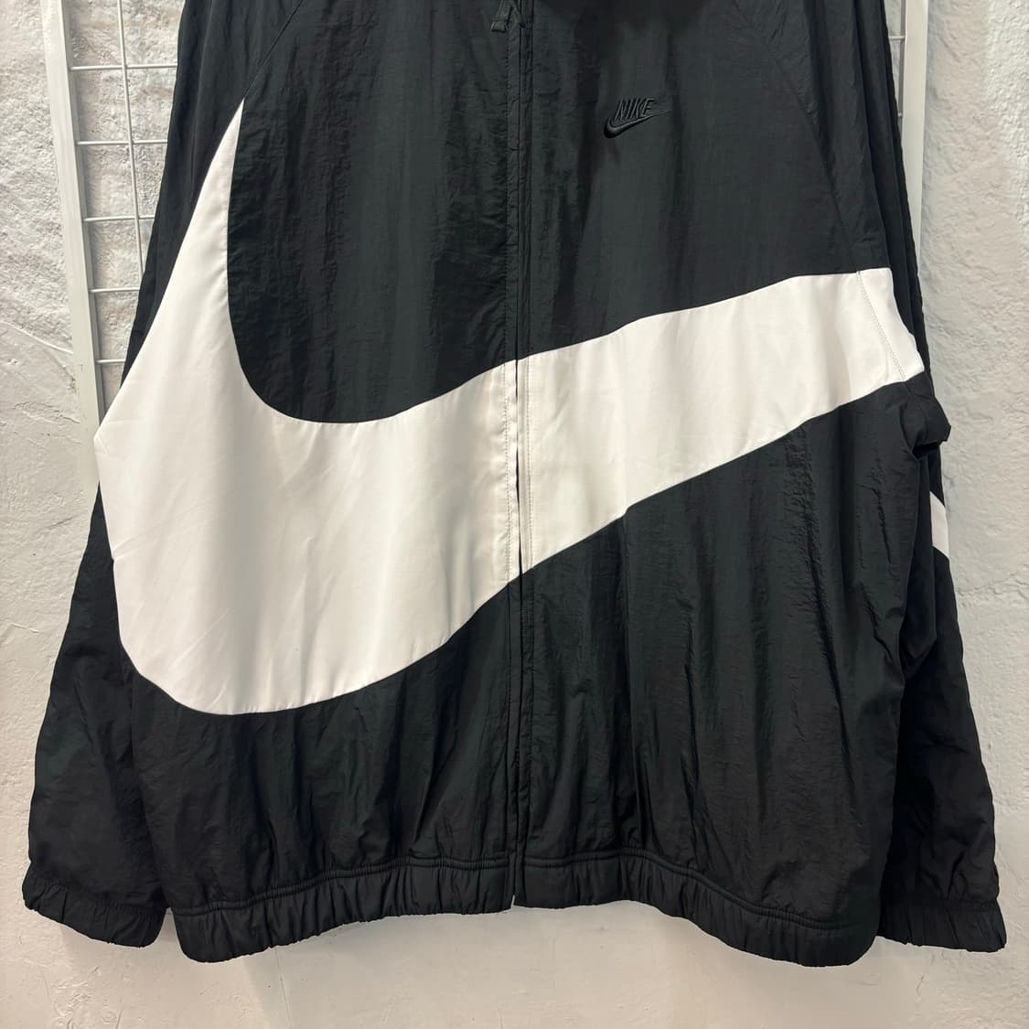 나이키 빅 스우시 검 흰 바람막이 자켓 2XL 상품이미지4