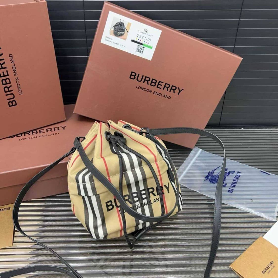 버버리(Burberry) 미니 체크 버킷 백 상품이미지1