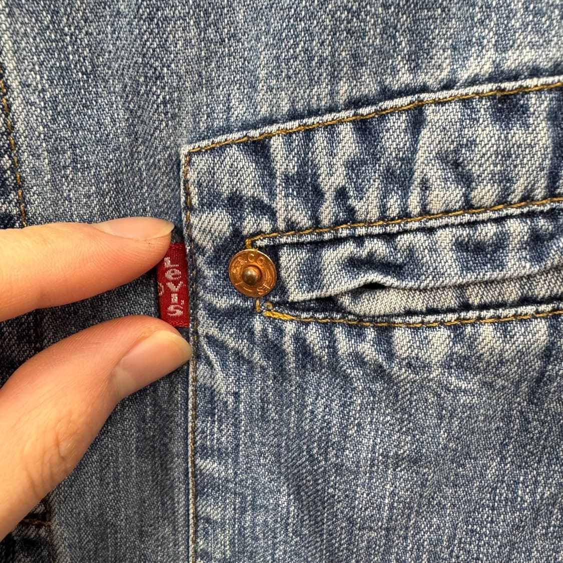 리바이스 레드탭 워싱 데님 셔츠 사선 포켓 버튼 디테일 레귤러핏 중청 상품이미지6