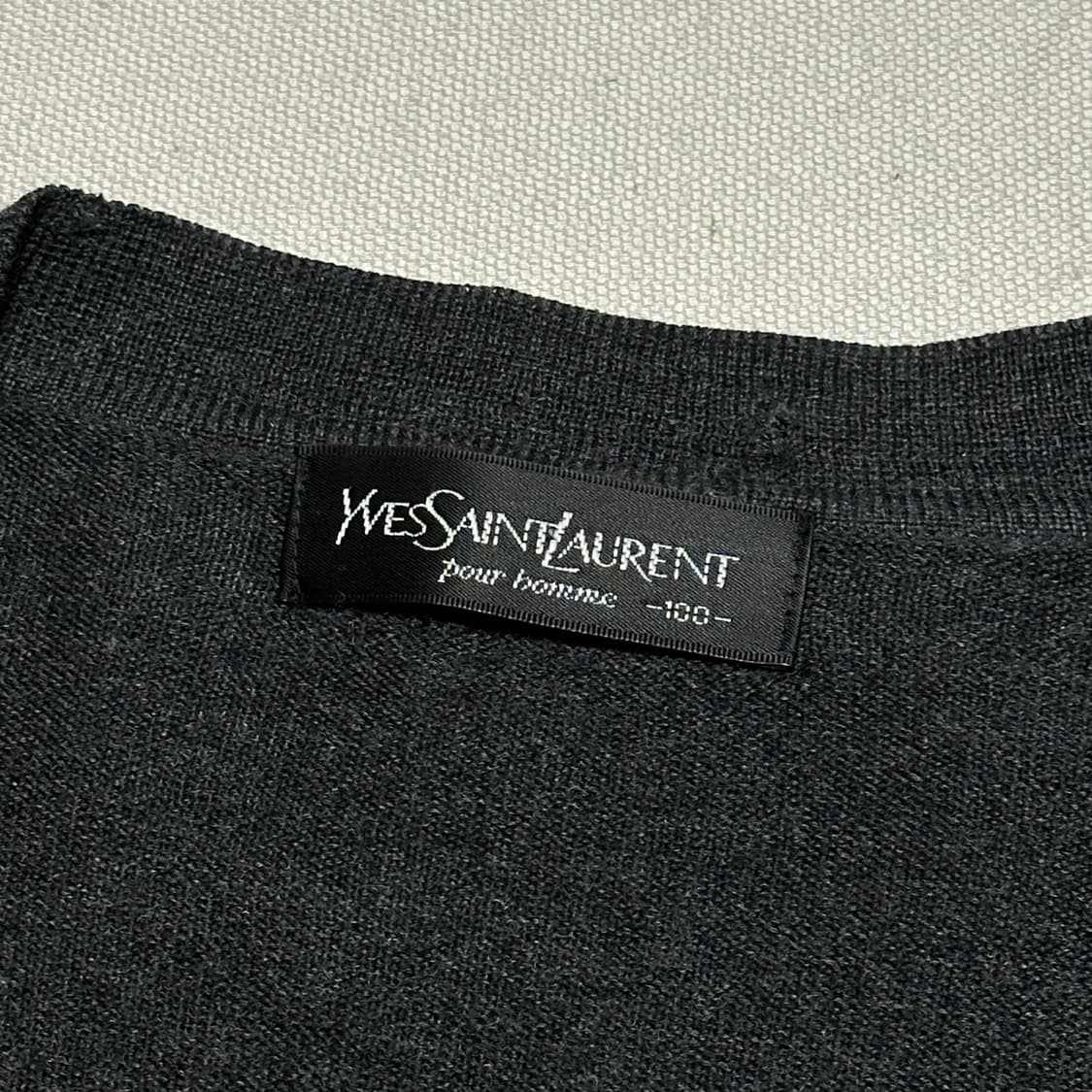 100 입생로랑 울 브이넥 차콜 가디건 상품이미지4