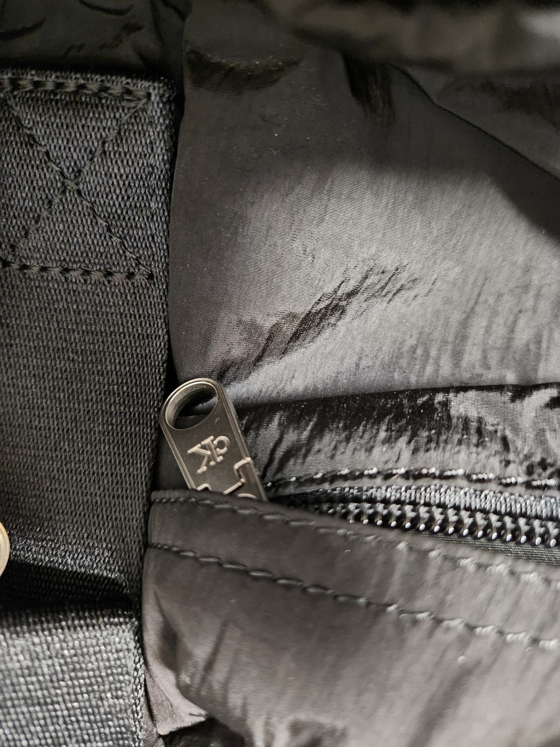 새상품급)캘빈클라인 진 여성 씨티 나일론 백팩

오염 하자 없이 깨끗해요 상품이미지6