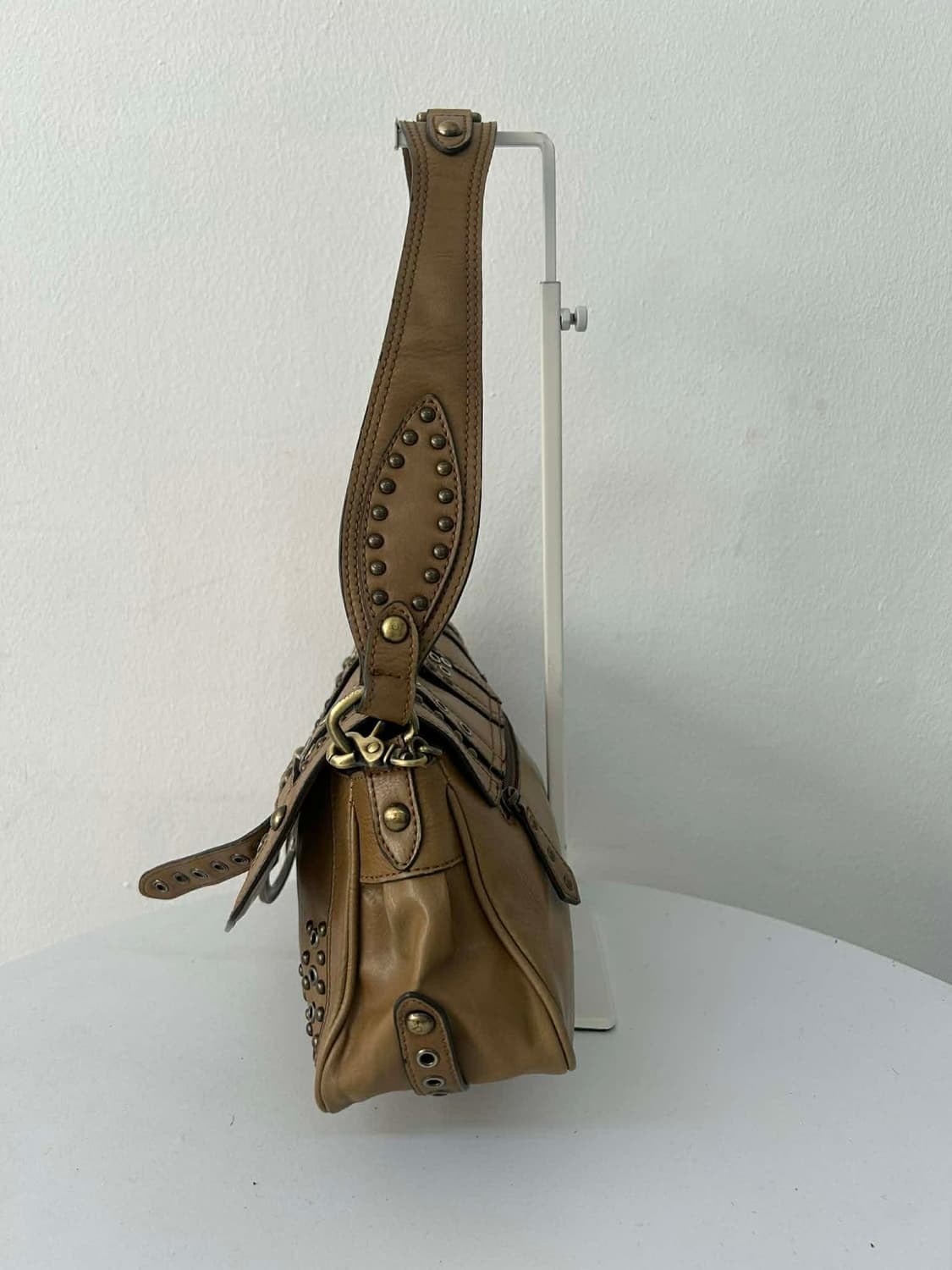 빈티지 게스 Y2k 스터드 링 버클 플랩 토트 숄더백 상품이미지3