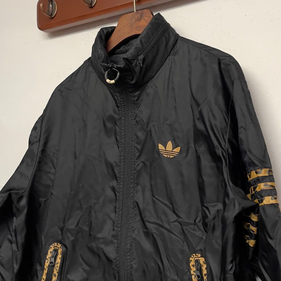 아디다스 (우먼) 레오파드 블랙 바람막이 자켓   상품이미지2