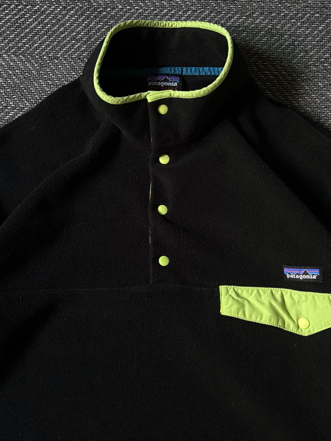파타고니아 신칠라 블랙 네온 플리스 스냅티 (105-110) 상품이미지2