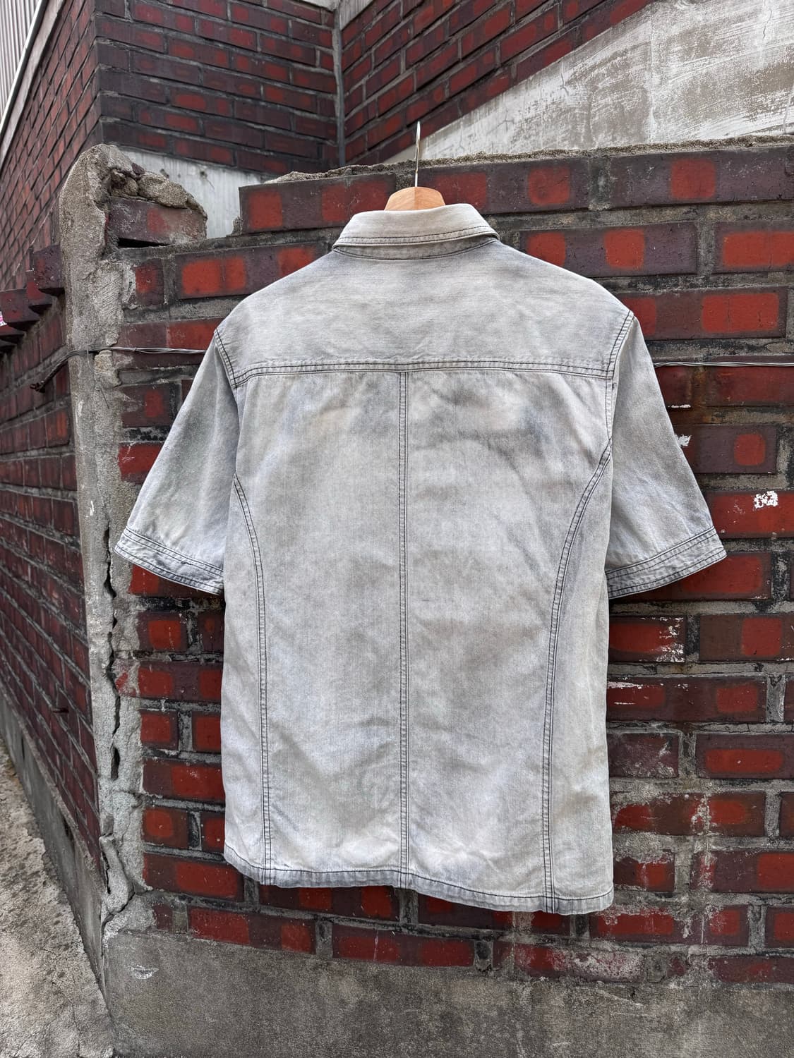 워싱 스터드 디테일 데님 반팔셔츠  상품이미지4