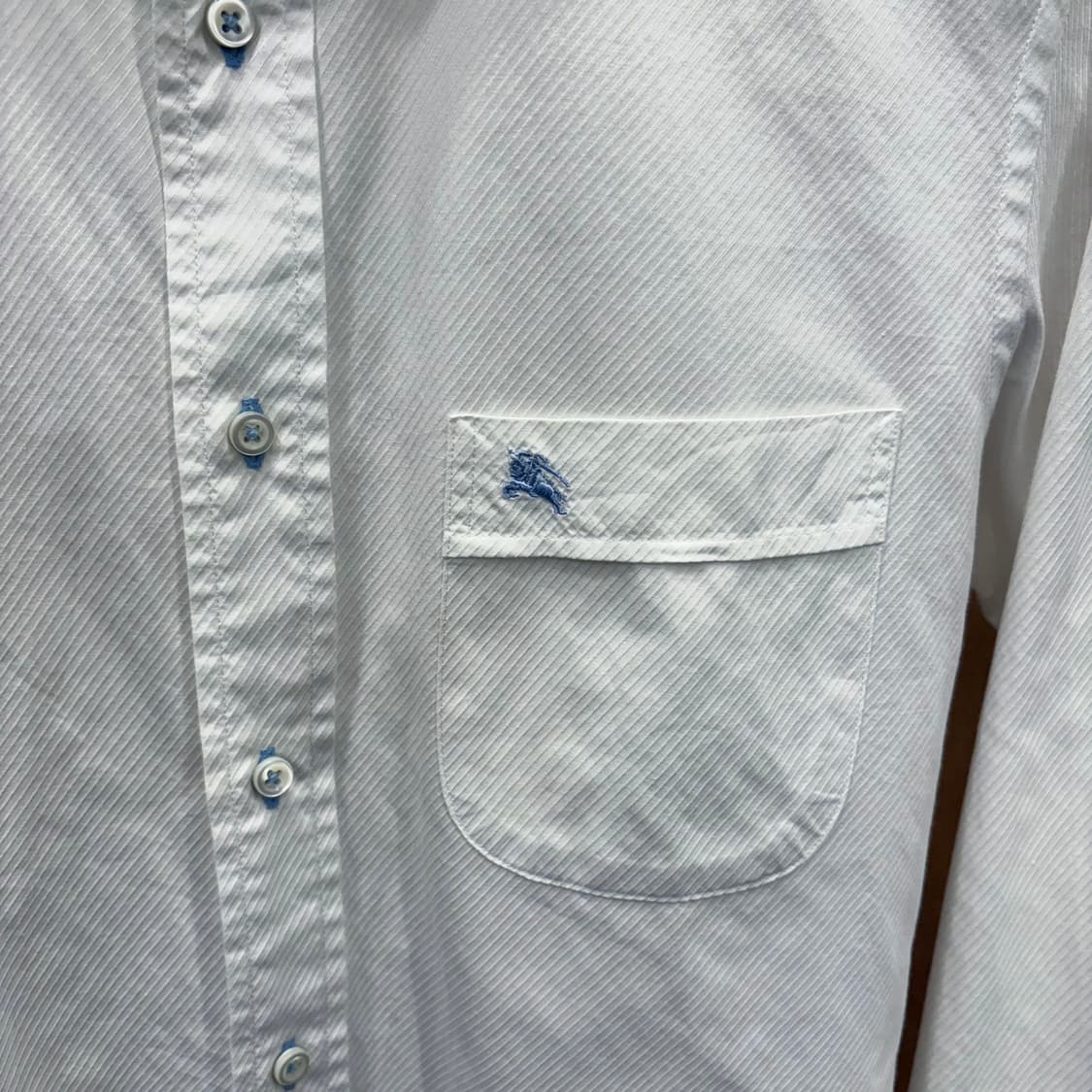 버버리 블랙 라벨 코튼 긴팔 셔츠 포켓 블루 로고 자수 디테일 화이트 상품이미지6