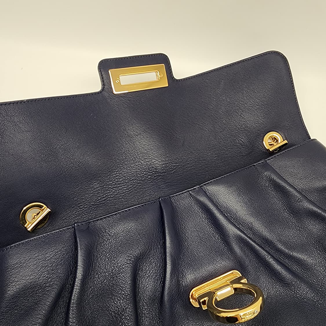 페라가모 간치니 체인 플랩백 금장 네이비 상품이미지9