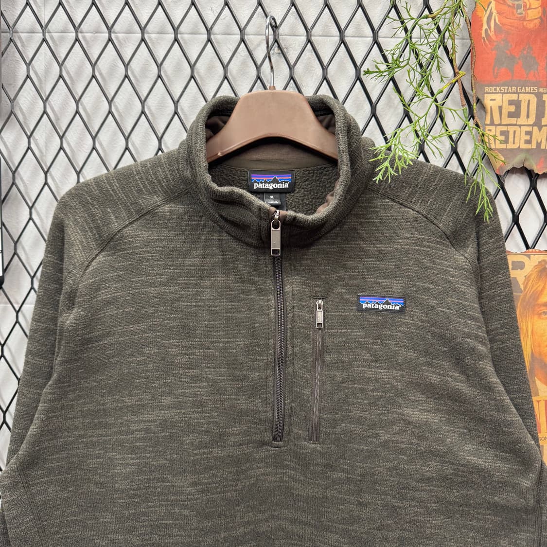 파타고니아 베터 스웨터 하프 집업 전면 집업 포켓 포인트 차콜 상품이미지3