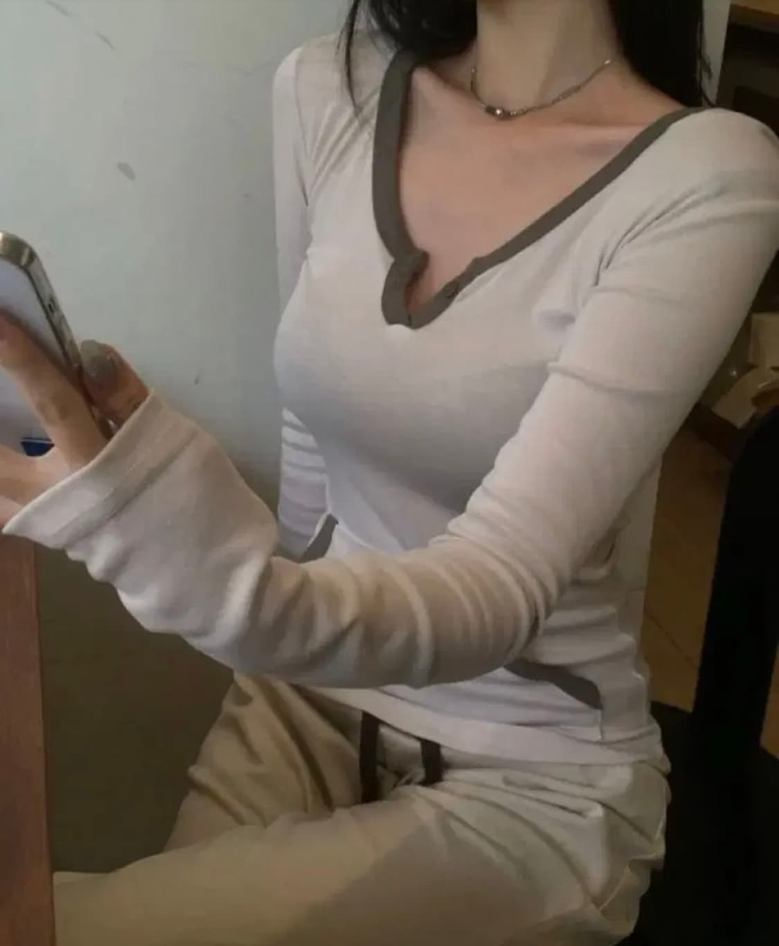 (새상품) 베이지 후드 슬림핏 긴팔티 상품이미지3