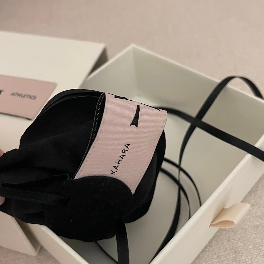 새상품 카하라 새틴 로즈 제트 블랙 발레 코어 발레리나 키링 상품이미지3