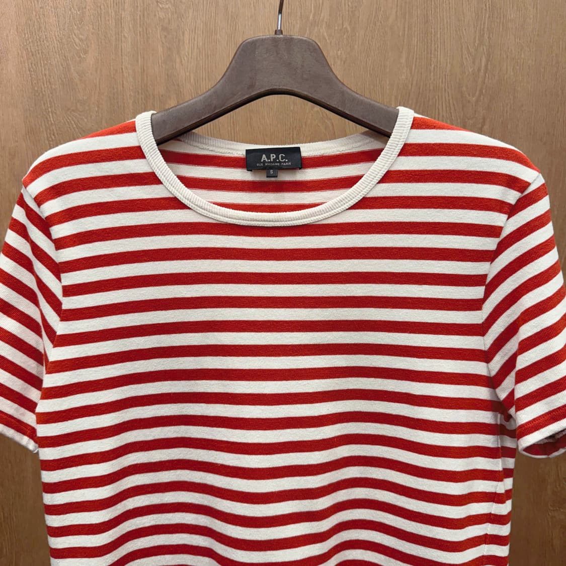 아페쎄 스트라이프 반팔 티셔츠 자수 로고 디테일 레드 화이트 상품이미지4
