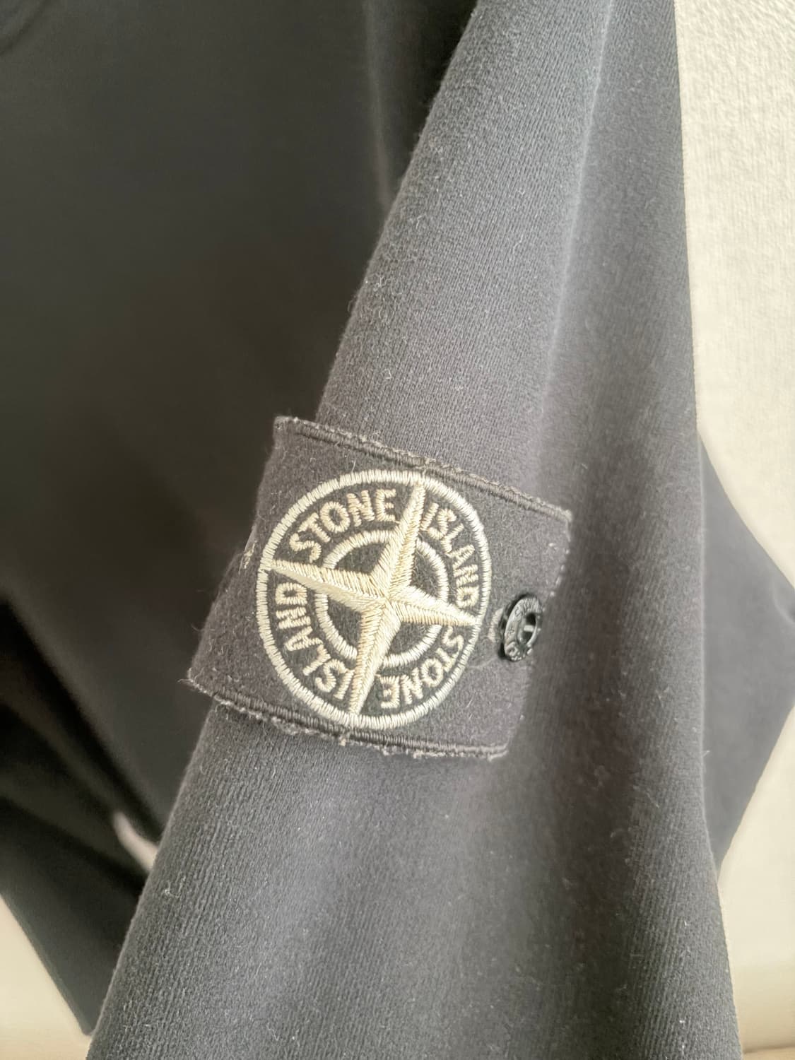 스톤아일랜드 22FW 화이트 와펜 맨투맨 상품이미지2