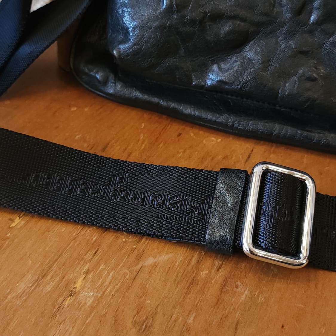 살바토레 페라가모 주름가공 가죽 크로스 백 메신져백 상품이미지5