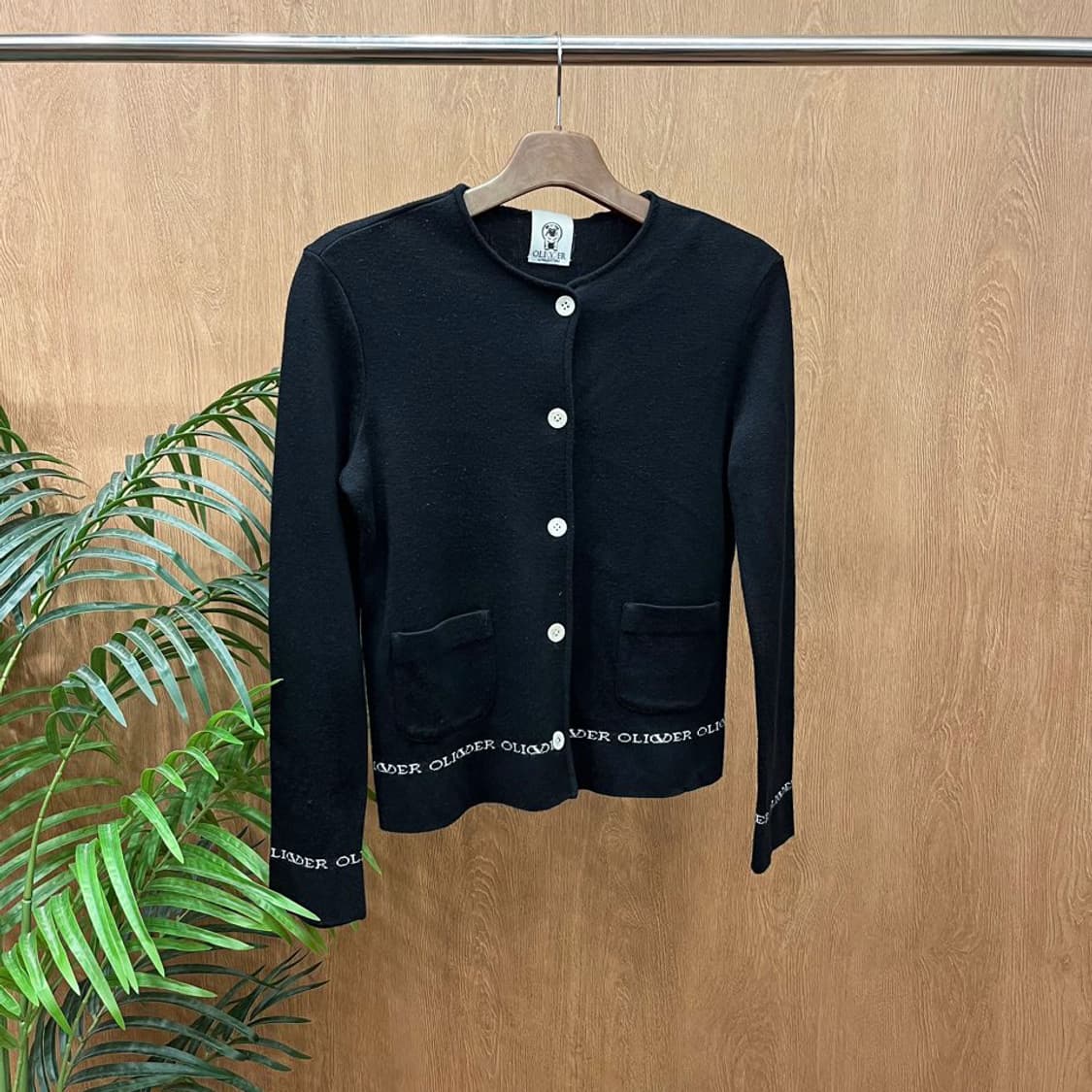 발렌티노 라운드넥 니트 가디건 밑단 소매 올리버 로고 자카드 디테일 블랙 상품이미지1