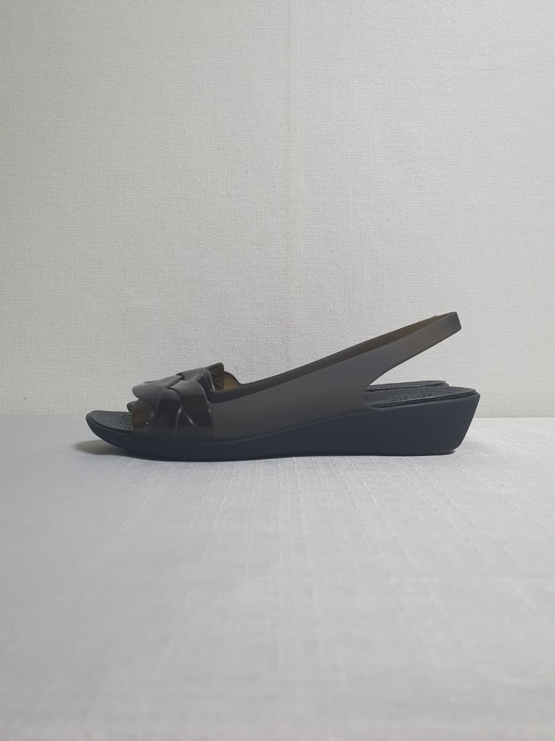 크록스 이사벨라 젤리 슬링백 미니웨지 블랙 230mm 상품이미지3