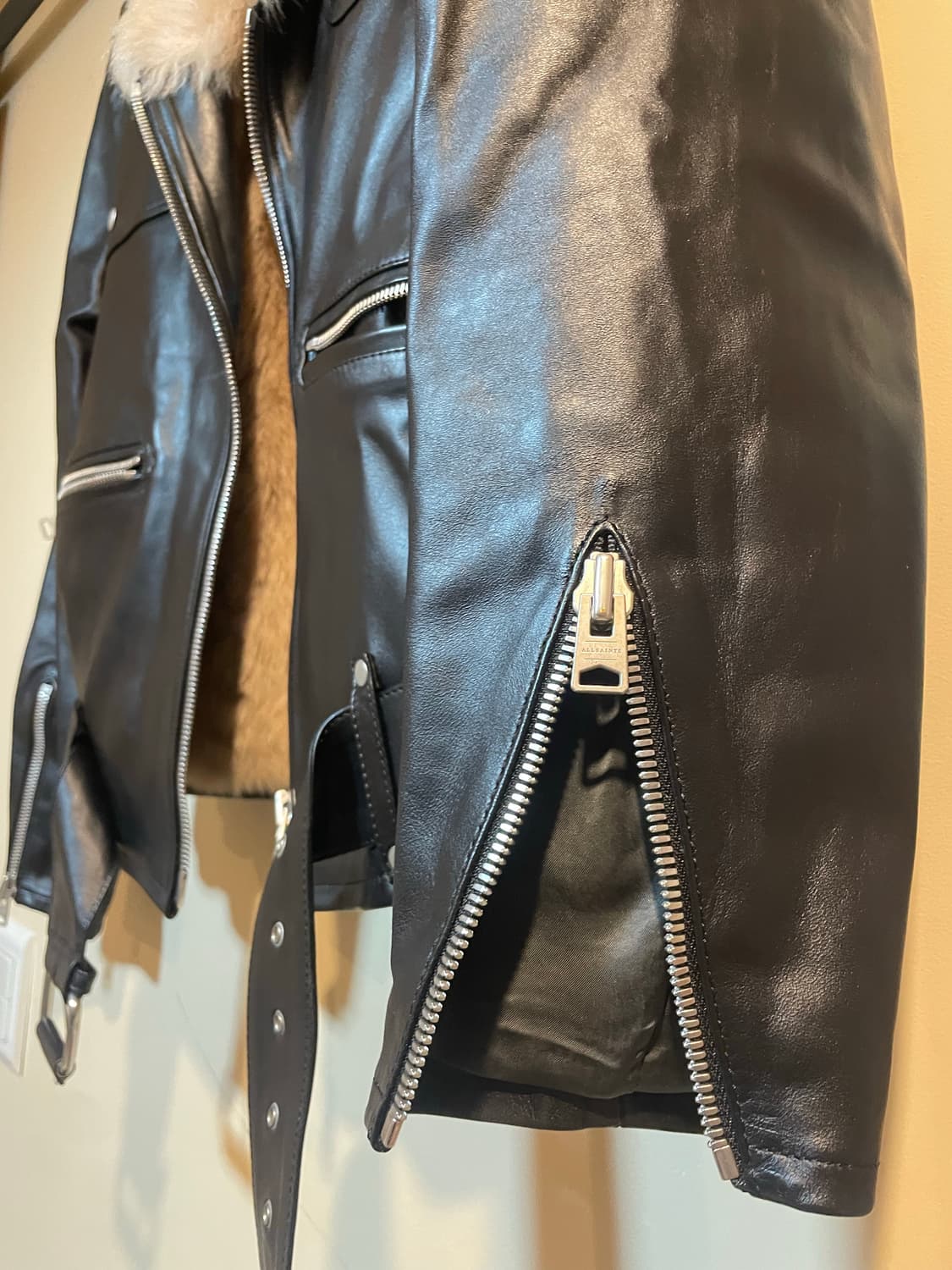올세인츠 가죽 라이더 퍼자켓입니다 상품이미지2